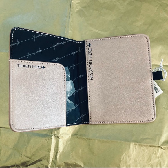 ๐ Kendall & Kylie Passport Holder - Picture 3 of 4